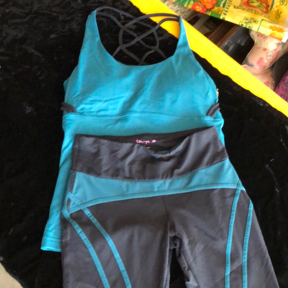 Yoga top with matching pant in black and teal